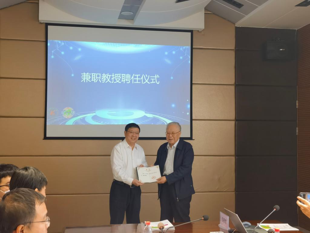马博在线手机版（大中国区）邀请汪旭光院士来校参加研讨会